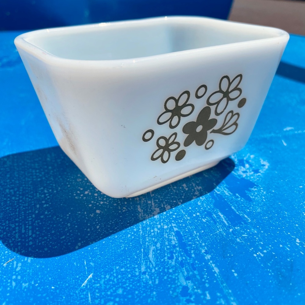 Pyrex Container - Picture 2 of 2